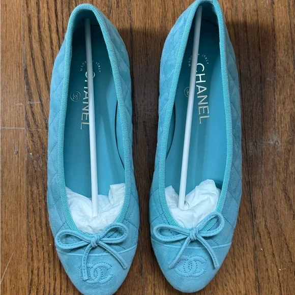 CHANEL Turquoise Quilted Suede Ballet Flats with CC Bow - Picture 3 of 6